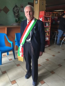 Il Sindaco Mundo ha fatto indossare la fascia tricolore al Sig. Michele Lofrano