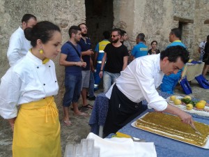 Da notare gli orecchini a forma di limoni