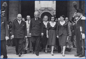 Enrico De Nicola con alcune donne elette nell'Assemblea Costituente.