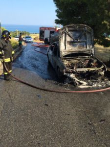 Auto Peugeot distrutta fuoco